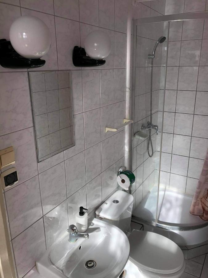U Szermierzy Vandrarhem Wrocław Exteriör bild