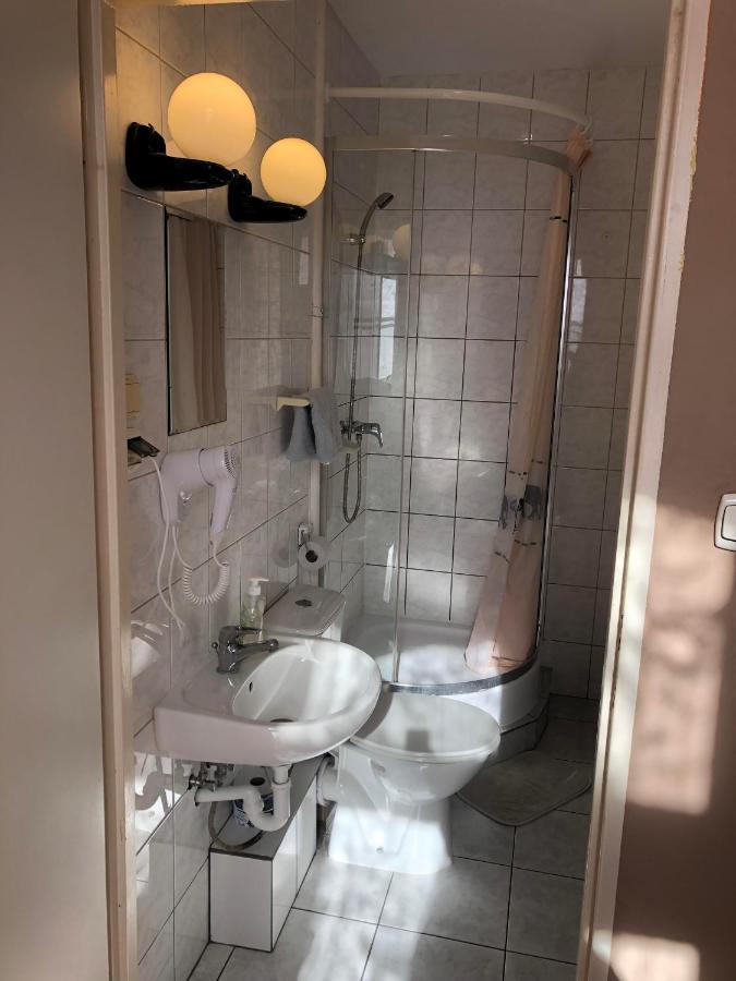 U Szermierzy Vandrarhem Wrocław Exteriör bild