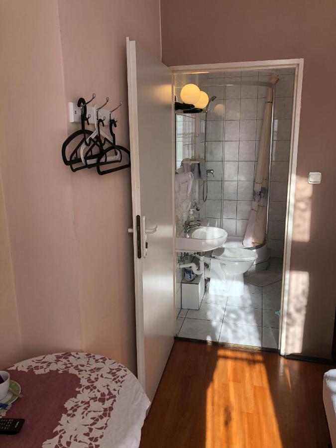 U Szermierzy Vandrarhem Wrocław Exteriör bild
