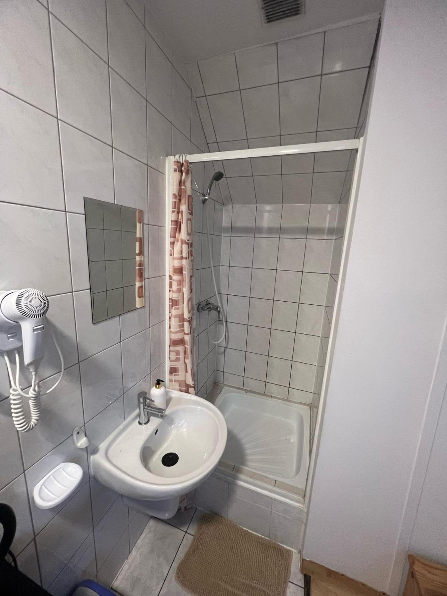 U Szermierzy Vandrarhem Wrocław Exteriör bild